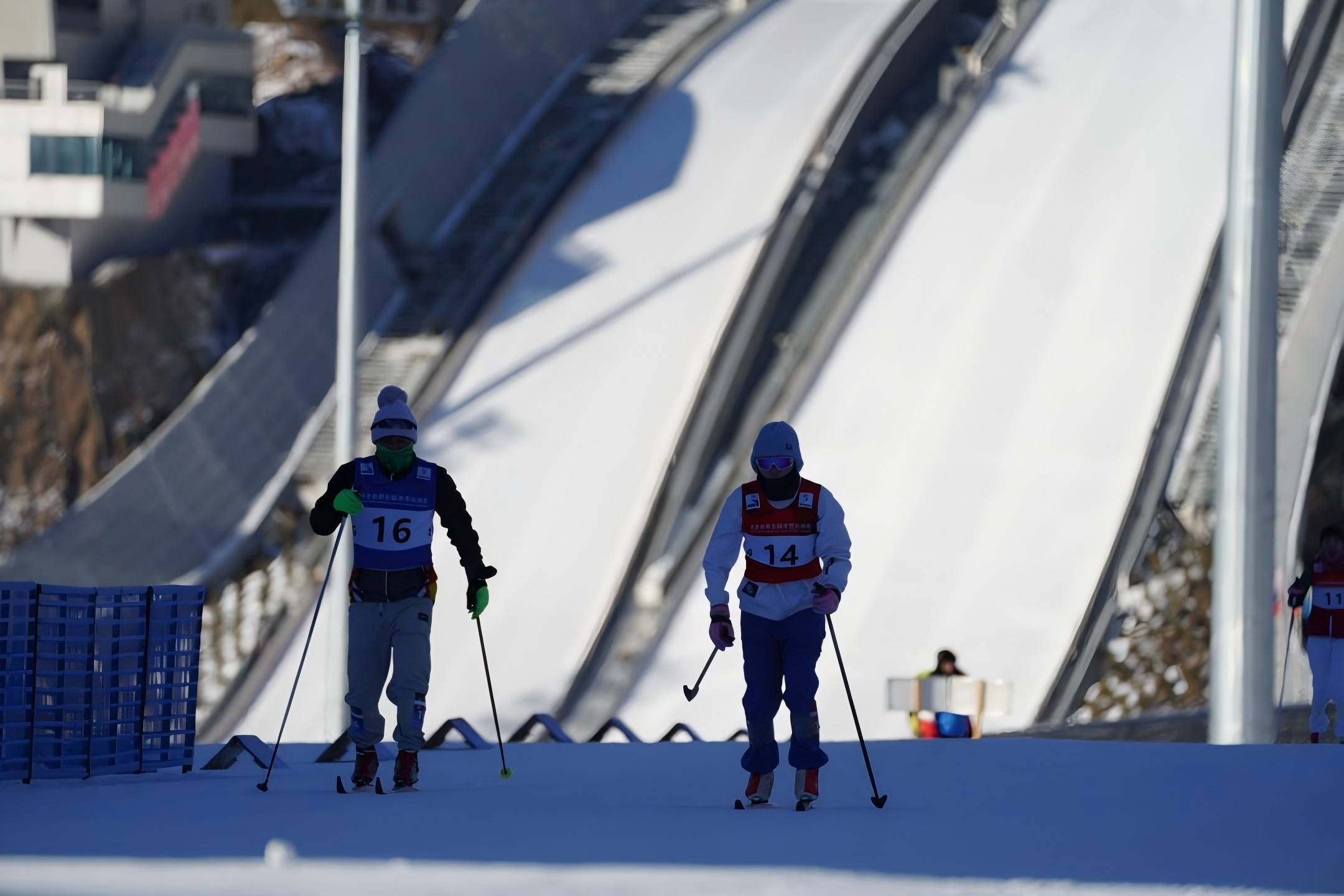 �ӱ�ʡ������ѩ�˶���ԽҰ��ѩ����Բ����Ļ