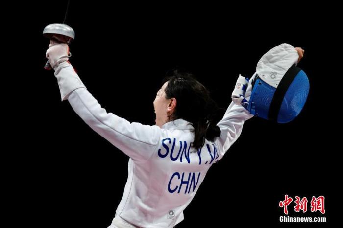 7月24日晚,东京奥运会女子重剑个人赛结束了决赛的较量,中国选手孙一文以11:10战胜罗马尼亚选手波佩斯库,夺得冠军。这是中国体育代表团在本届奥运会的第三枚金牌。图为孙一文庆祝夺金。<a target='_blank' href='//www.chinanews.com/'>中新社</a>记者 富田 摄 点击进入下一页