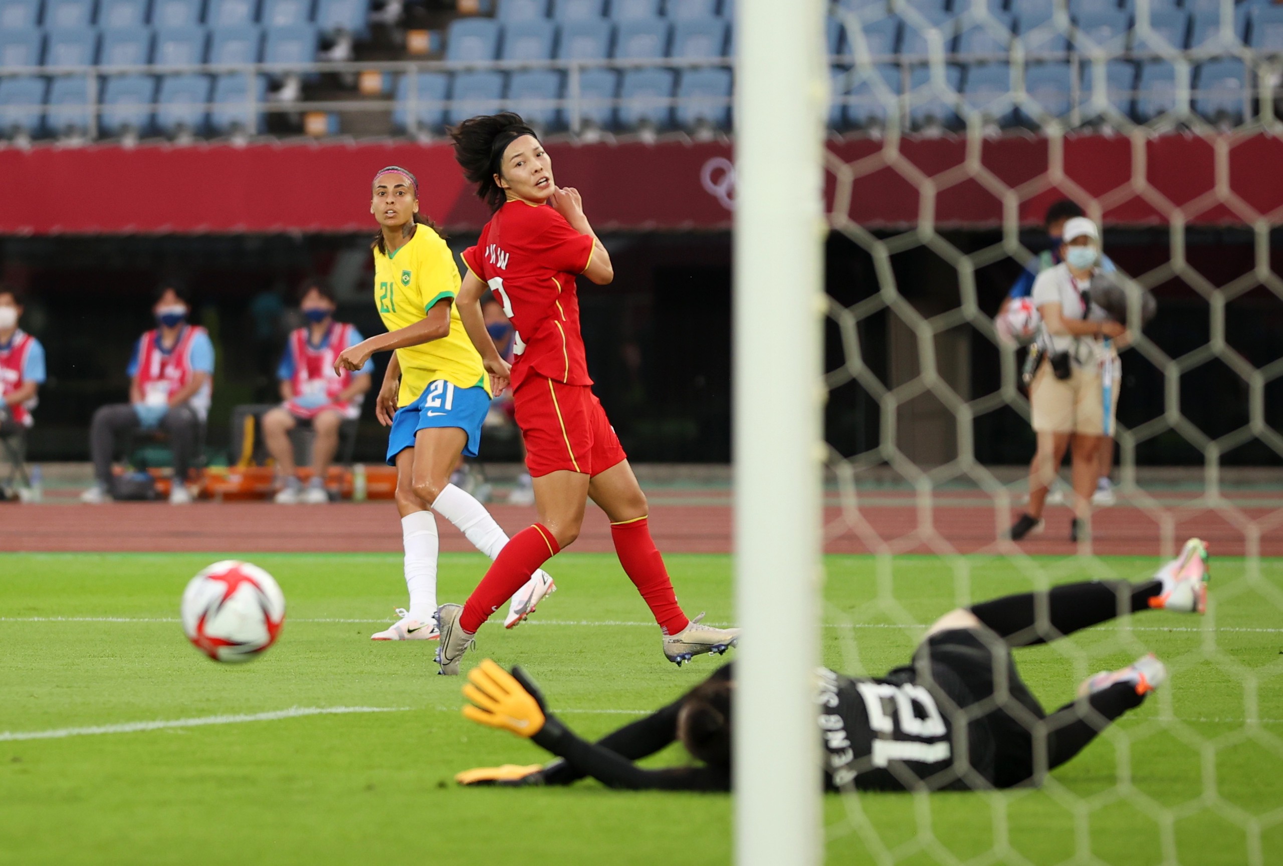 彭诗梦做出关键扑救