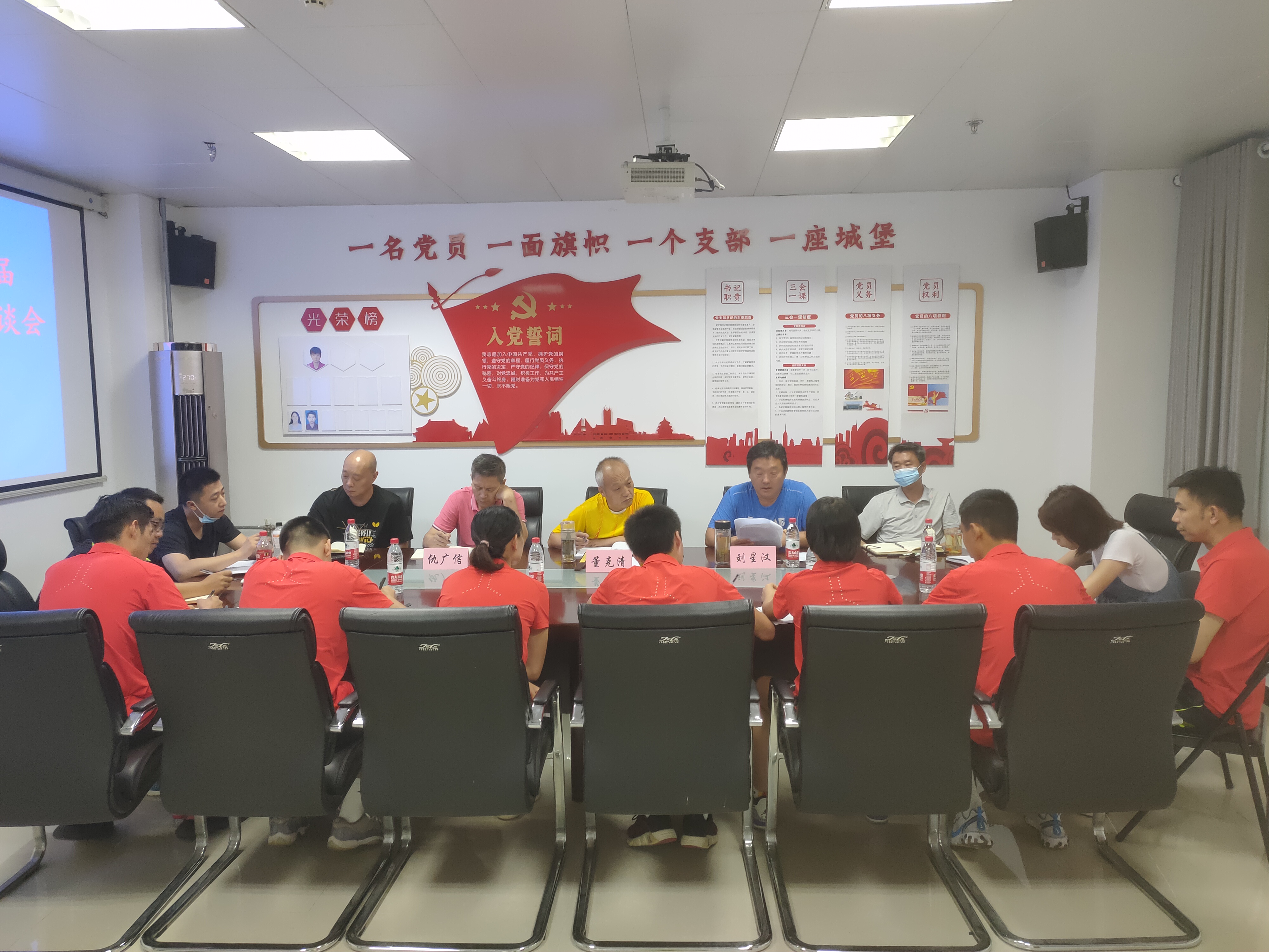 �����׽�����ѵ��Ӫ����  �Ե�����ƶ�ƹ������ѵ��������̨��