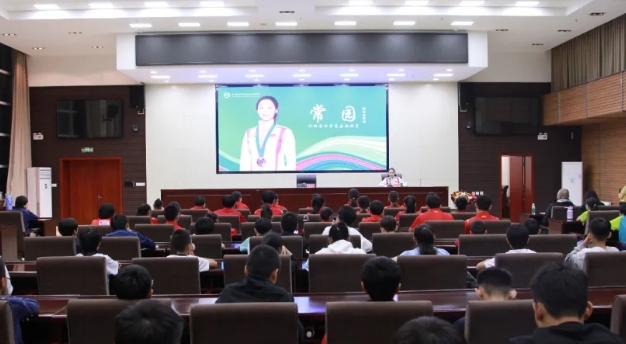 ���˹ھ���԰�����˶�����ѧУ