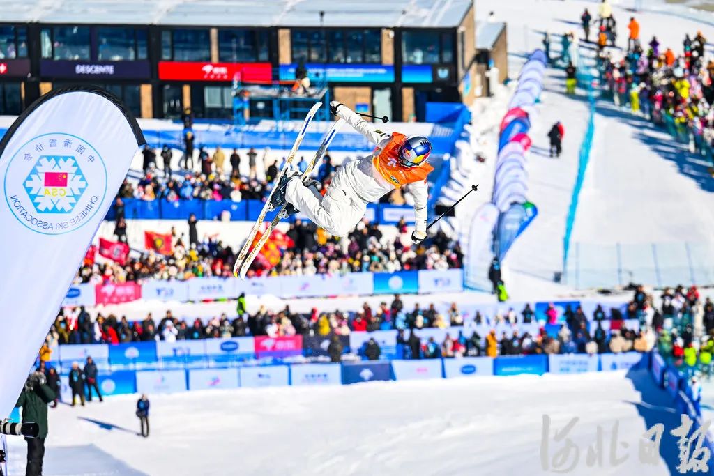 �ۻ�ѩʢ�£��ζ���С��