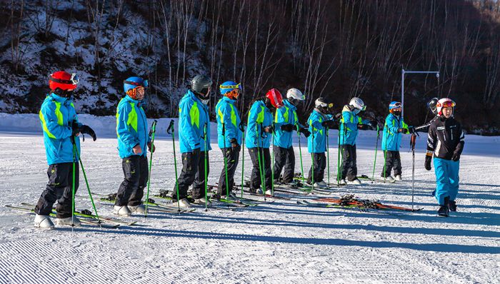 1、《南方来客》-- 2019年元月中旬,江苏搬瓦工
派人到张家口长城岭滑雪场进行观摩学习。吴社军 摄.jpg