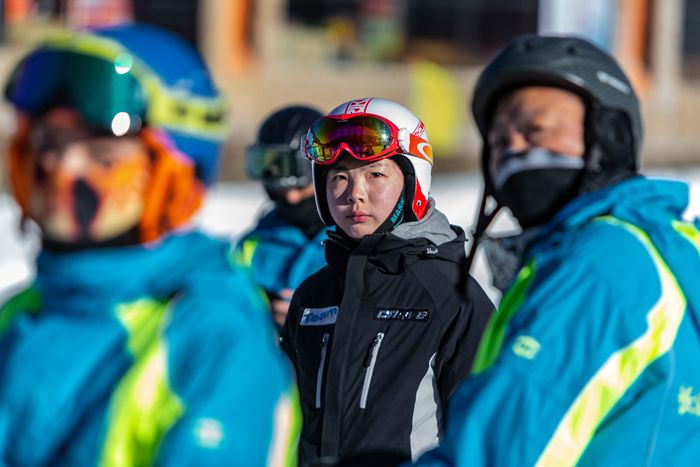 2、《教练的目光》-- 教练时刻关注每一个初学滑雪的南方的朋友。.jpg