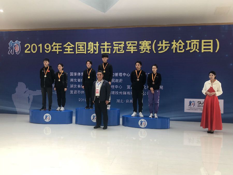 (9)颁奖气步枪混合团体(右1何子超、右2杨皓然).jpg