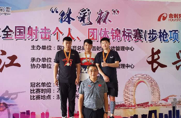 (24)颁奖现场-于浩(左1)获得男子步枪三姿银牌.jpg
