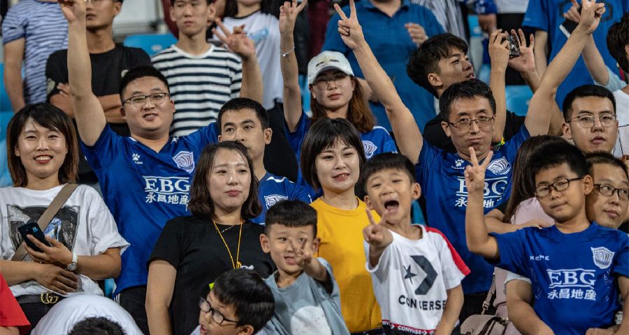 8 好开心的球迷.png