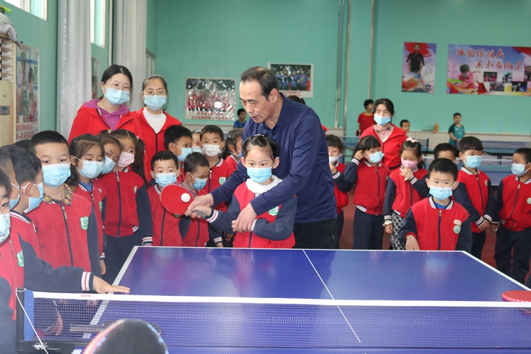 吕钊教练手把手辅导来我校乒乓球馆参观的石家庄市第二实验幼儿园大班的小朋友.jpg