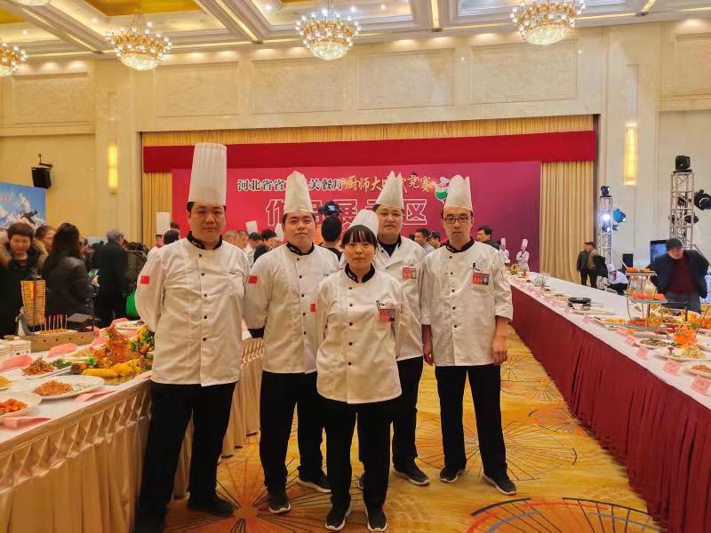 �˶�����ѧУ�ɶӲμ�ʡֱ���ز�����ʦ����侺��