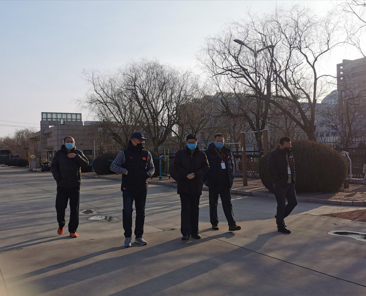 ���߹�
��������쵼С���Ա�Ž���ݰ�����г����Ķ������������ع���