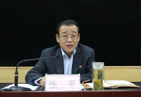 ���߹�
�ٿ����˼������۶�Ա�� ��ƽ��ϯ���鲢����