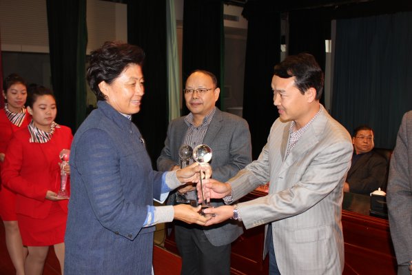 ��̨�е�ʮ�Ľ��˶���Բ����Ļ