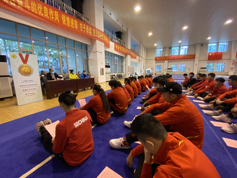 ���г�ŵ �øɾ����� ���߹�
�˶�Ա��������Աǩ�����˷ܼ���ŵ��