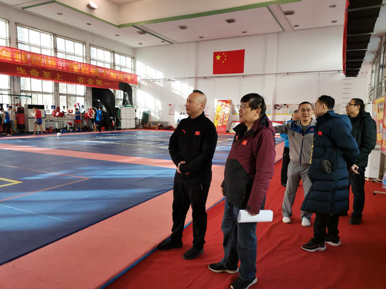 ������쵼��������һ�߿�չ��������