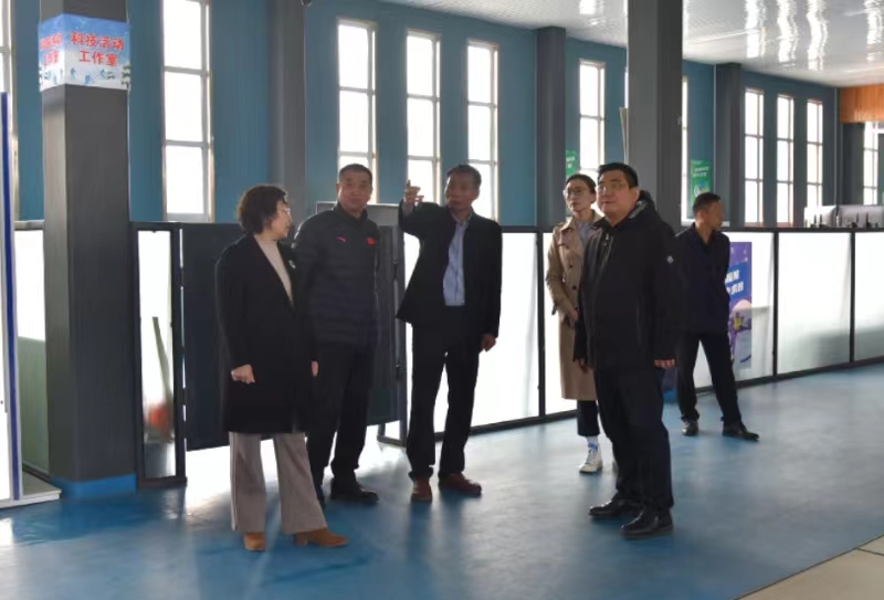 ʯ��ׯ�е�һ��ѧУ���򽨾�һ�е����߹�
ѧԺ�ιۿ���