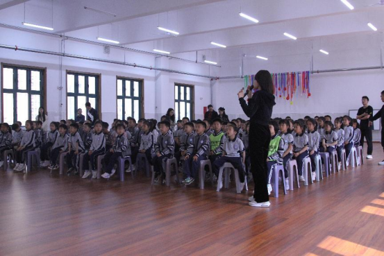 ���߹�
�ݡ�����������У԰����߽�ʯ��ׯ�н�ҵСѧ