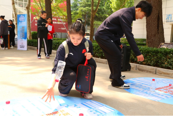 �˶�����ѧУ��֯���˷ܼ�������չ�