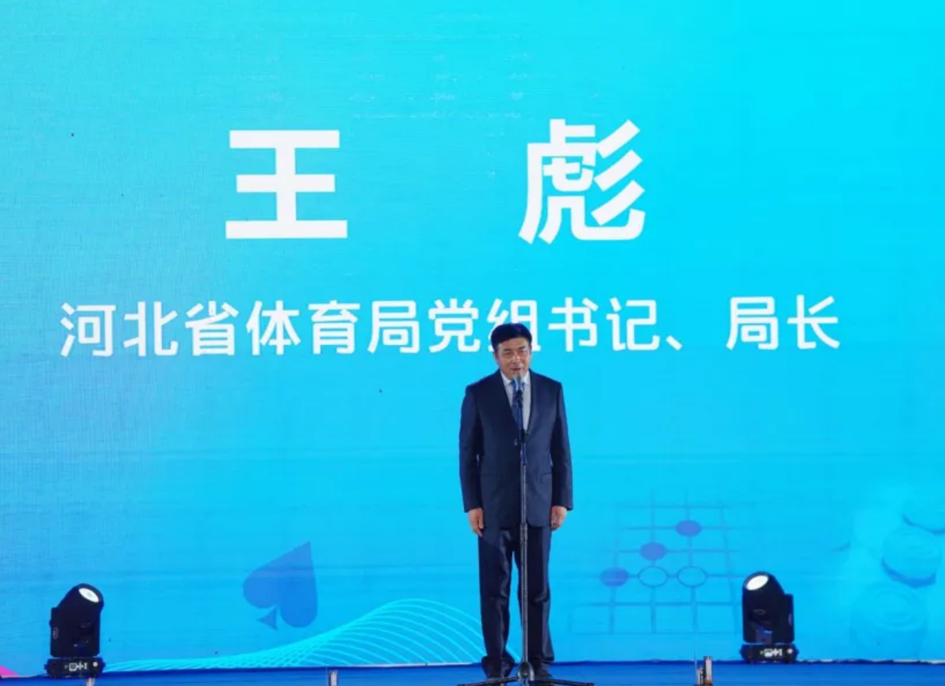 <b>�ӱ�ʡ��һ�������˶����ڳ���Ļ</b>