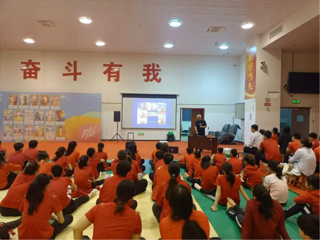 �˶�����ѧУ��ʳӪ���������߽����������