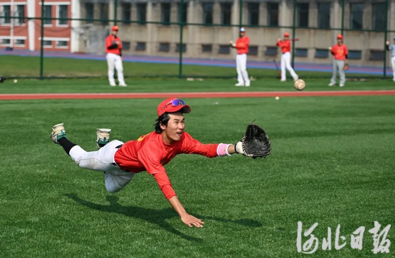 ����ӱ��������˶�����ͷ����