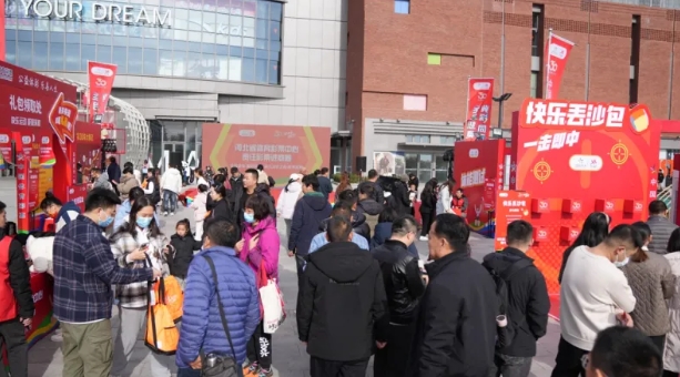 �ӱ���ʽ�����������ھ�վ�߽�ɰ֮��������˹