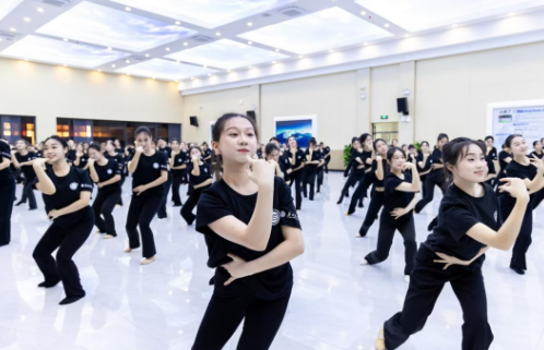 ʮ���˻ῪĻʽ���볡�������׶�