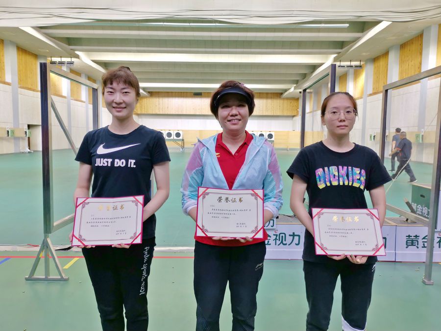女子25米手枪颁奖 赵须(左一).jpg